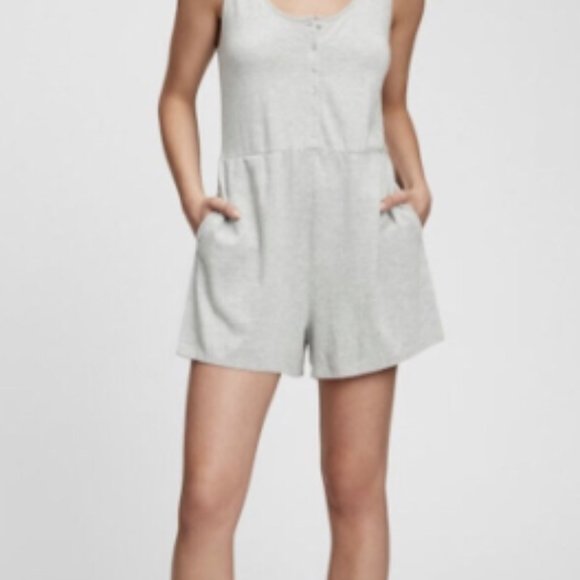 GAP Sleeveless Romper - Picture 1 of 8